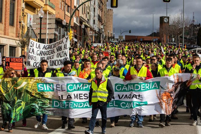 Decenas de agricultores junto a un tractor durante una manifestación, a 23 de febrero de 2024, en Teruel, Aragón (España). 