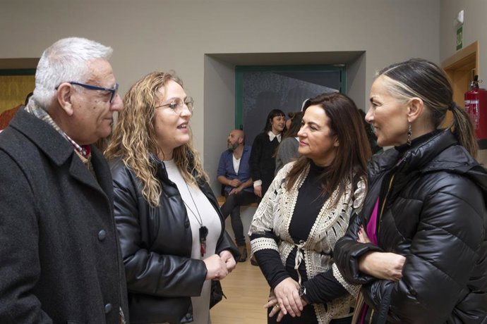 De izda a derecha: Carlos Salmón y Carmen Martín, de ACCAS, con la consejera de Inclusión Social, Begoña Gómez del Río, y la concejala de Servicios Sociales y Salud de Santander, Zulema Gancedo