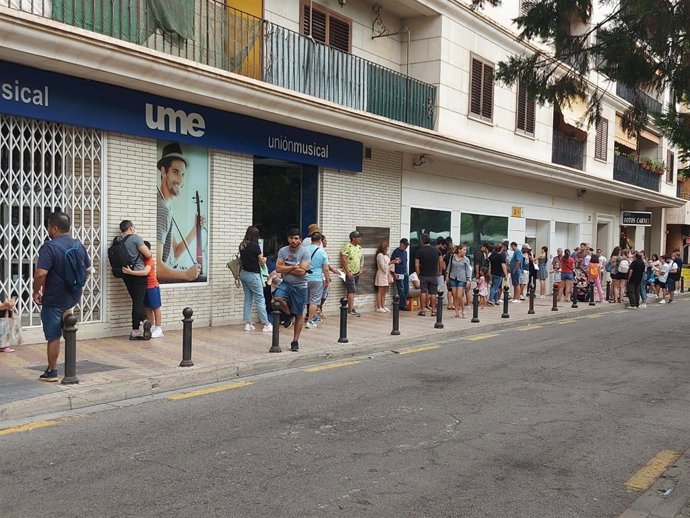 Archivo - Arxiu - Cua per a renovar el DNI al carrer Hospital