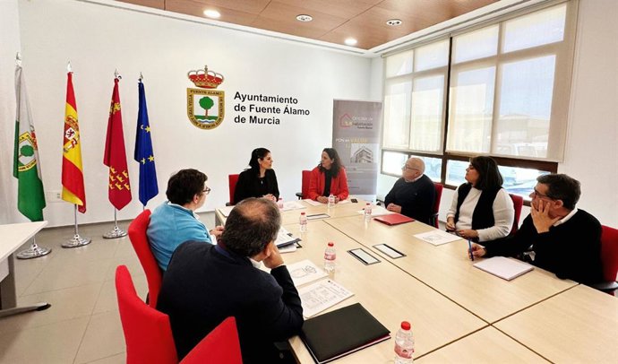 La directora general de Vivienda, María Dolores Gil durante una reunión en el Ayuntamiento de Fuente Álamo