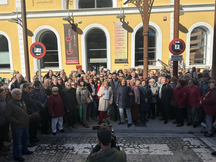 La portavoz del PSOE en el Ayuntamiento de Zaragoza, Lola Ranera, junto a decenas de personas mayores que reclaman un comedor social en el Arrabal.