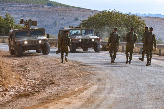 Archivo - NAHARIYA, Oct. 8, 2022  -- Israeli troops patrol with their vehicles along the border with Lebanon near the northern Israeli city of Nahariya, on Oct. 7, 2022. Israeli Defense Minister Benny Gantz on Thursday instructed the defense establishme
