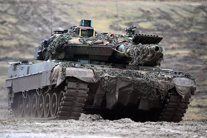 Archivo - Imagen de archivo de un carro de combate Leopard 2 en Ucrania.