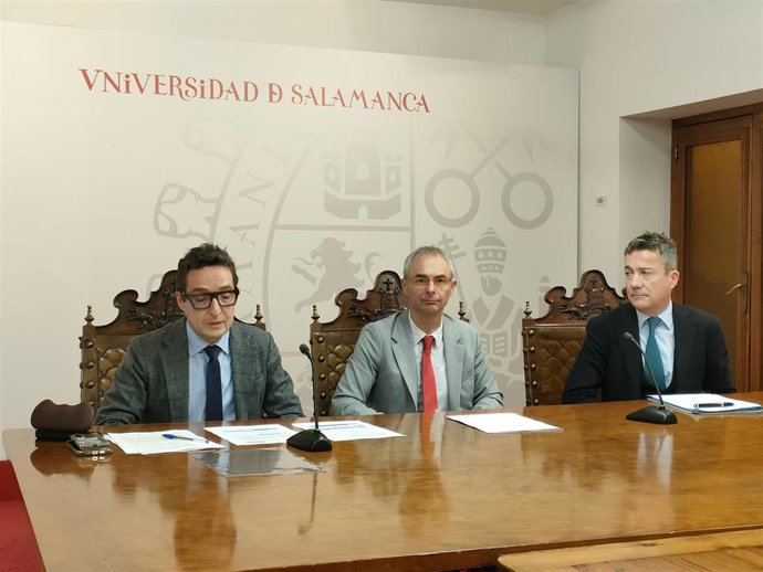 El rector de la USAL, Ricardo Rivero (c), el catedrático de Ciencias de la Computación e Inteligencia Artificial de la Universidad de Salamanca, Juan Manuel Corchado (i), y el CEO de Eurostar Mediagroup, Gerardo Iracheta (d)