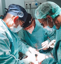 De izquierda a derecha, los doctores Gómez Pascual, Lozano y Ramírez  operando juntos un cáncer