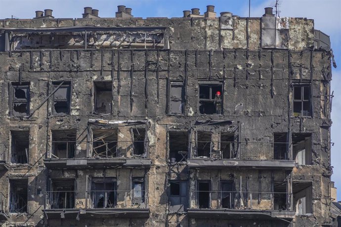 Los bomberos trabajan en el interior del edificio tras el incendio de ayer, 22 de febrero, en el barrio de Campanar, a 23 de febrero de 2024