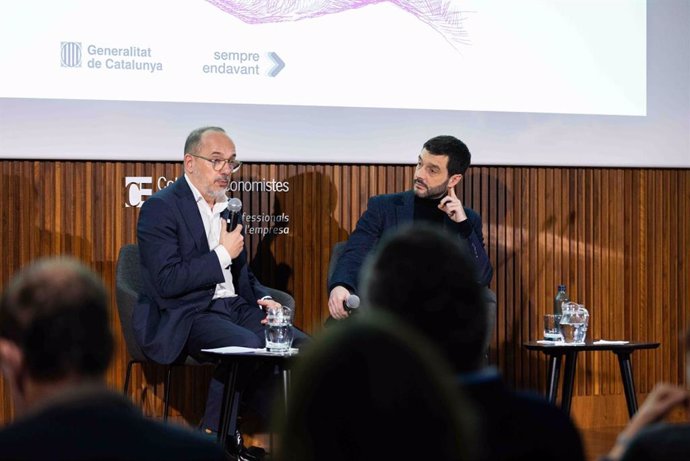 El conseller de Derechos Sociales de la Generalitat, Carles Campuzano, y el ministro de Derechos Sociales, Pablo Bustinduy, en la jornada 'Construimos futuros sostenibles' celebrada en Barcelona, a viernes 23 de febrero de 2024