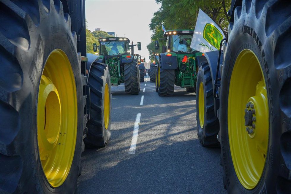Imagen de los tractores de agricultores en la manifestación en Sevilla.