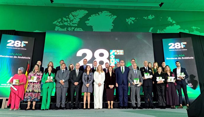 Acto de entrega de las Banderas de Andalucía en Málaga.