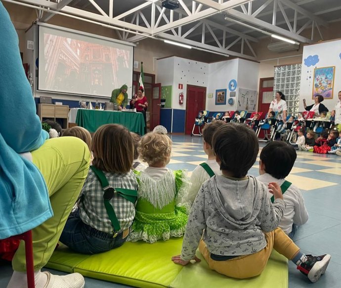 Alumnado y personal docente de la escuela infantil Los Dálmatas en las celebraciones por el 28 de febrero.