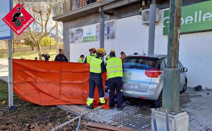Muere una persona tras colisionar su coche contra una pared en Alcoi (Alicante)