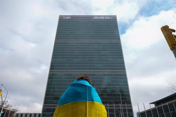 Archivo - February 25, 2022, New York, United States: A lone protestor draped in a Ukrainian flag stands in front of the United Nations Headquarters in New York City, during the Ukraine-Russia crisis..United States President Joe Biden has announced new sa