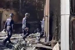 Especialistas de Policía Científica acceden al edificio siniestrado para investigar las causas del siniestro