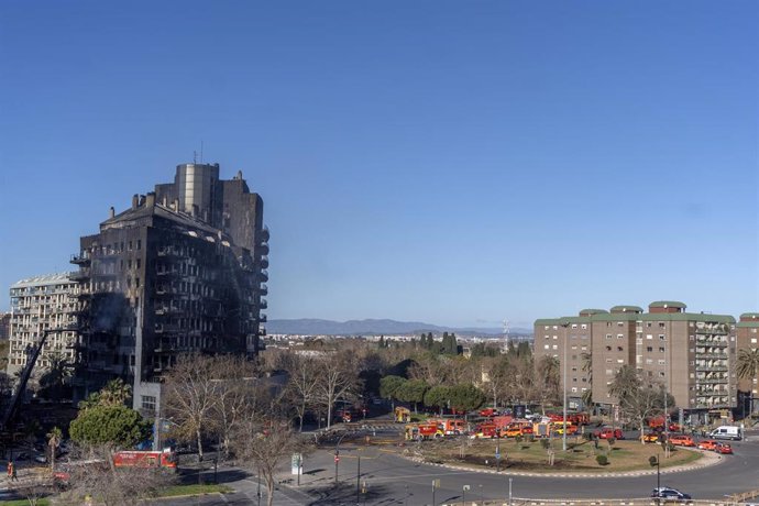 Vista general del edificio tras el incendio de ayer, 22 de febrero, en el barrio de Campanar, a 23 de febrero de 2024, en València