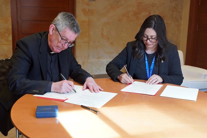 El rector de la Universidad Pontificia de Salamanca (UPSA), Santiago García-Jalón de la Lama (i), y la rectora de la Universidad Católica de Honduras Nuestra Señora Reina de la Paz, Marleni Carolina Santos Molina (d)