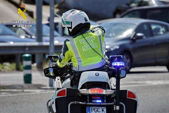 Archivo - Agente de tráfico de la Guardia Civil de Cantabria