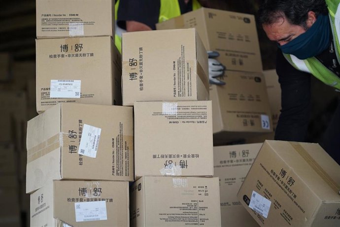 Archivo - Llegada a Palma de material sanitario comprado a China por el Govern.