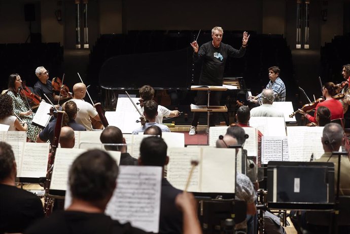 Archivo - El director musical y artístico de la Orquesta de València, Alexander Liebreich y el pianista Javier Perianes, junto al resto de la orquesta durante un ensayo en el Palau de la Música