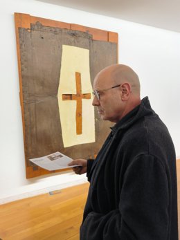 O pintor Antón Lamazares nunha visita guiada por 'Inda é día (1973-2023), no Centro Galego de Arte Contemporánea, en Santiago