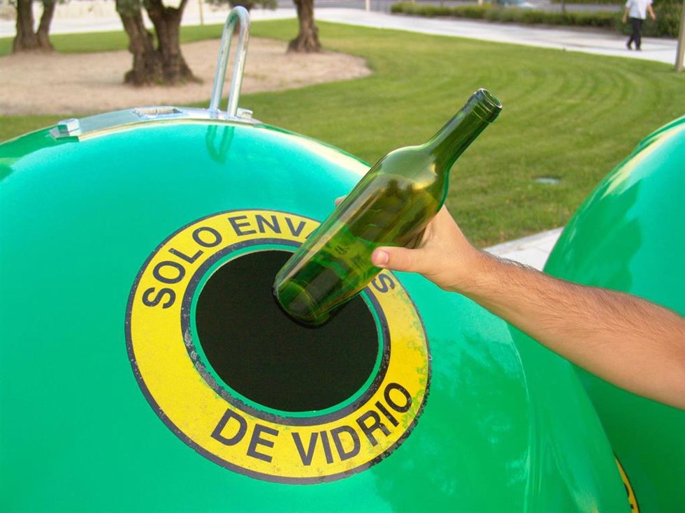 Archivo - Contenedor deciclaje vidrio