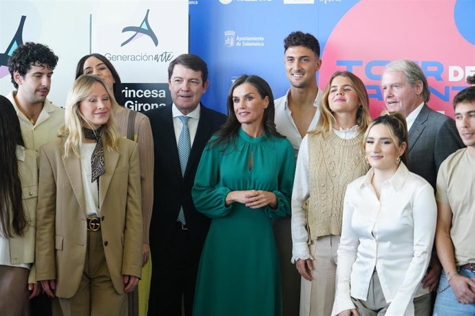El presidente de la Junta de Castilla y León, Alfonso Fernández Mañueco (4i), y la Reina Letizia (c) posan a su llegada al acto de proclamación del premio Arte 2024 de la Fundación Princesa de Girona, en el CAEM