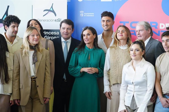 El presidente de la Junta de Castilla y León, Alfonso Fernández Mañueco (4i), y la Reina Letizia (c) posan a su llegada al acto de proclamación del premio ‘Arte 2024’ de la Fundación Princesa de Girona, en el CAEM