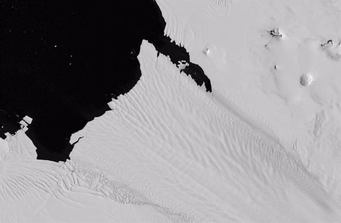 Plataforma de hielo del glaciar Pine Island en 2024. La plataforma cada vez más delgada ha perdido hielo a lo largo de su frente y margen norte y se ve hielo fracturado a lo largo del borde sur.