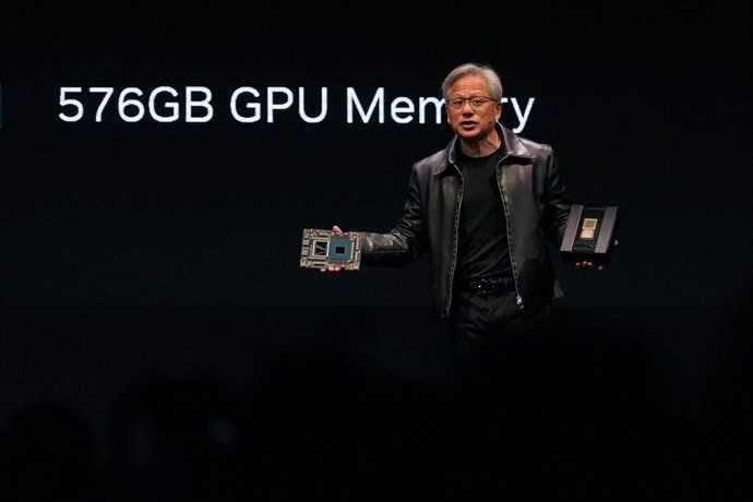 Archivo - 29 May 2023, Taiwan, Taipei: Nvidia president and CEO Jensen Huang speaks at a keynote while holding the Grace Hopper superchip CPU at COMPUTEX Taipei.