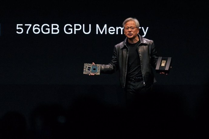 Archivo - 29 May 2023, Taiwan, Taipei: Nvidia president and CEO Jensen Huang speaks at a keynote while holding the Grace Hopper superchip CPU at COMPUTEX Taipei. The COMPUTEX 2023 runs from 30 May to 02 June 2023. Photo: Walid Berrazeg/SOPA Images via ZUM