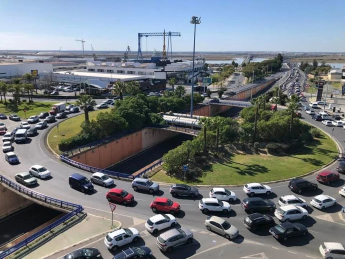 Rotonda de acceso desde Huelva capital al Puente del Odiel.