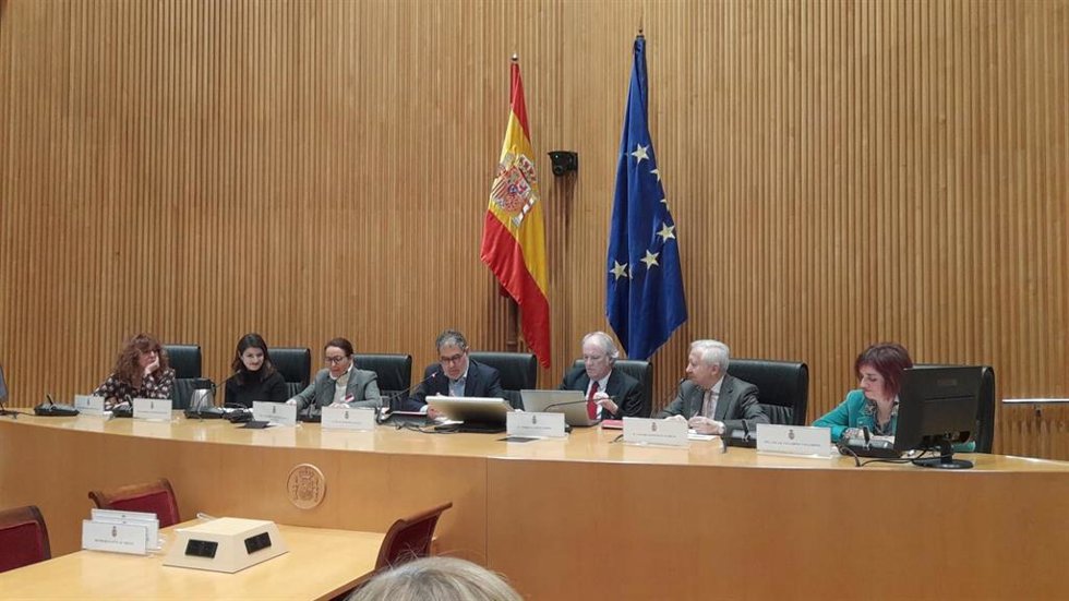 Encuentro entre diversas organizaciones de la sociedad civil con la Comisión de Derechos Sociales y Consumo, para abordar los beneficios que conllevaría la aprobación del Proyecto de Ley por la que se regulan los servicios de atención a la clientela