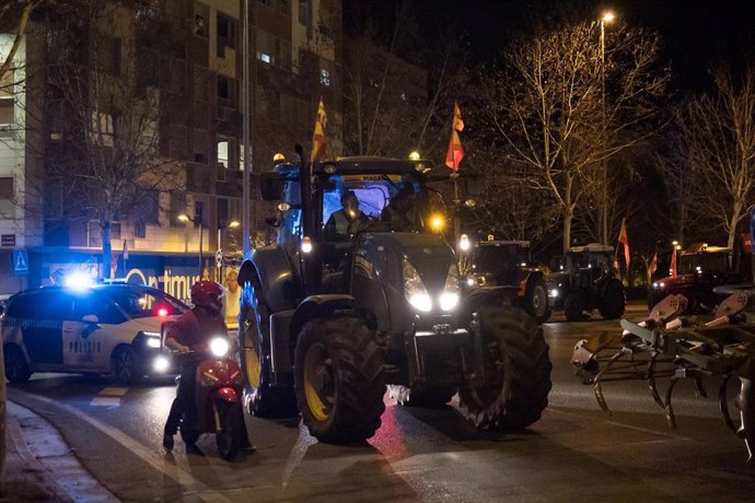 Tractores acceden al centro de Logroño por la calle Chile hasta Gran vía en una manifestación durante la décimo tercera jornada de protestas de los tractores en las carreteras españolas