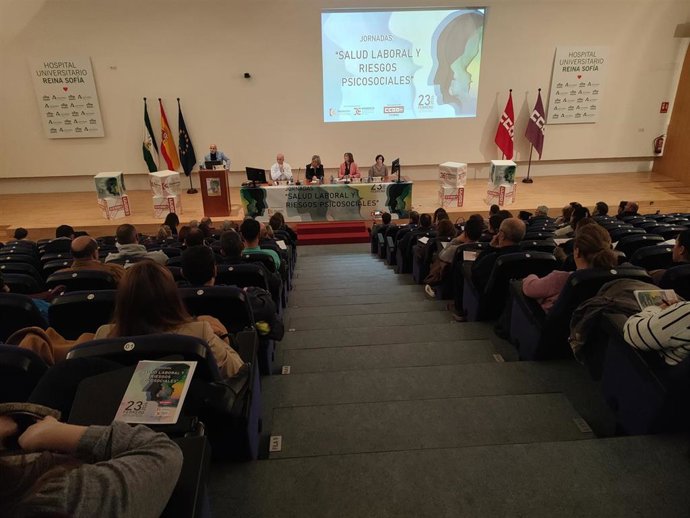 Cerca de 300 personas participan en las jornadas 'Salud laboral y riesgos psicosociales' organizadas por CCOO en el Hospital Reina Sofía.