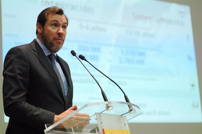 El ministro de Transportes y Movilidad Sostenible, Óscar Puente, interviene con una diapositiva al fondo donde se muestra una comparativa de los costes de la integración y el soterramiento en Valladolid.
