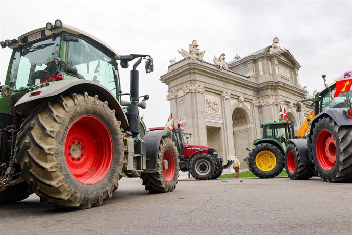 Tractores cortan el paso en Madrid