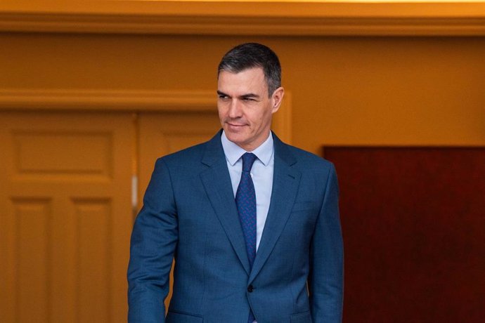 El presidente del Gobierno, Pedro Sánchez, espera a recibir al presidente de la República de Guatemala, en el Complejo de la Moncloa, a 22 de febrero de 2024, en Madrid (España). 