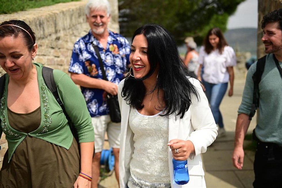 Archivo - La candidata de Sumar por Navarra, Idoia Villanueva, durante un paseo por Pamplona antes de participar en un acto público de Sumar, a 17 de julio de 2023, en Pamplona, Navarra (España). Yolanda Díaz y Belarra comparten acto por primera vez act