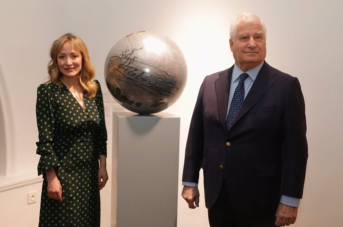 Archivo - De izquierda a derecha: Denise De La Rue, creadora de la exposición Un Nuevo Mundo, y el duque de Alba, Carlos Fitz-James Stuart, junto a una pieza de la exposición.