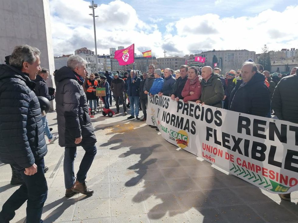 El delegado territorial de la Junta recibe a los representantes provinciales de las organizaciones agrarias convocantes.