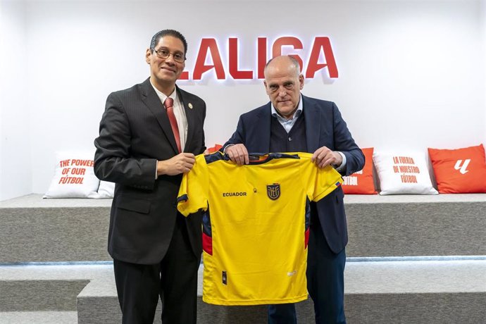 El presidente de LaLiga, Javier Tebas, ha recibido este viernes al ministro de Telecomunicaciones y de la Sociedad de la Información de Ecuador, César Martín, en la sede de la patronal de clubes en Madrid.