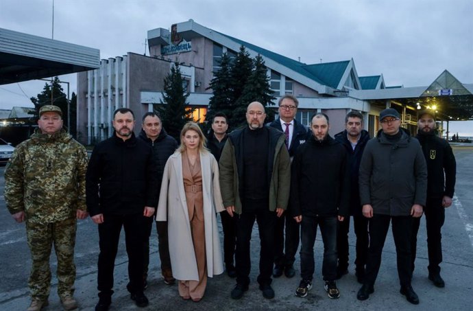 El primer ministro de Ucrania, Denis Shmigal, en el centro de la imagen junto a otros dirigentes ucranianos en la frontera con Polonia. 23 de febrero de 2024.