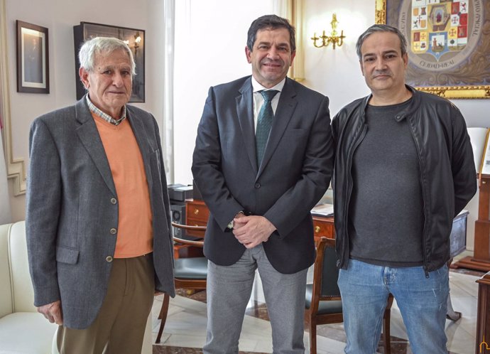 Reunión entre el presidente de la Diputación de Ciudad Real, Miguel Ángel Valverde, y el alcalde de Fontanarejo, Eloy Pavón.
