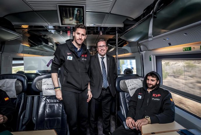 La selección española de baloncesto viaja en AVE de Zaragoza a Guadalajara.