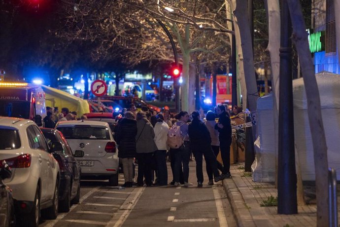 Vecinos en los alrededores del inmueble arrasado por el fuego en el barrio valenciano de Campanar este jueves.  