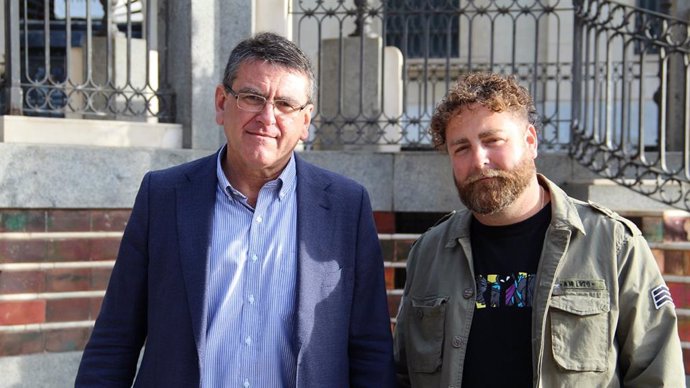 El parlamentario de Vox por Huelva, Rafael Segovia, (izquierda).
