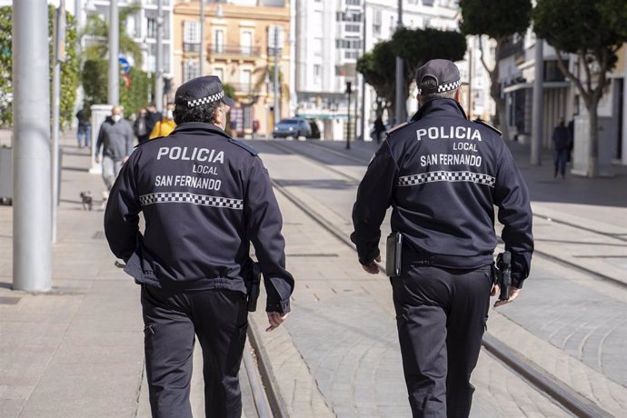 Archivo - Dos agentes de la Policía Local de San Fernando (Cádiz).