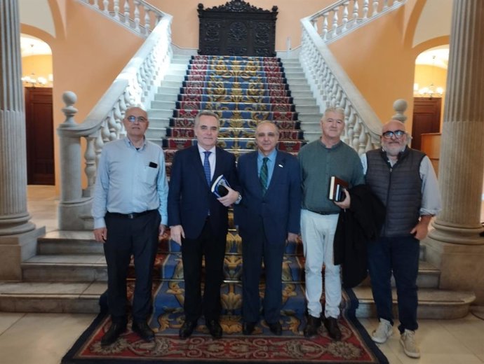 Los miembros del Consejo Evangélico con Juan Bueno