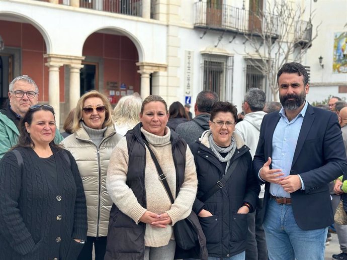 Mayoral (dcha.), junto a otros representantes institucionales y orgánicos del PSOE, concentrados, junto a vecinos de aldeas de Priego de Córdoba, ante el Ayuntamiento.