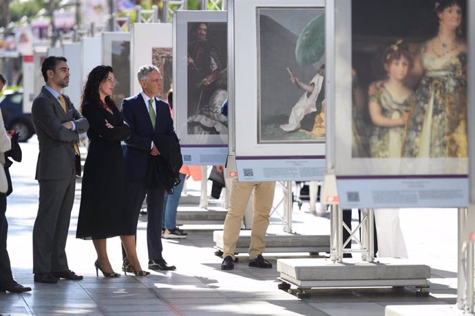 La alcaldesa de Almería visita la exposición con réplicas de 50 obras de El Prado.