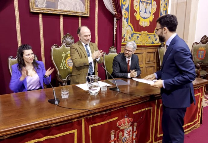 El profesor Antonio Bueno recibe el premio en el paraninfo la Universidad de Oviedo